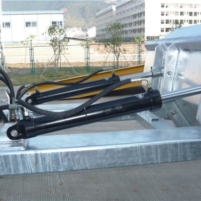 Machanism de bloqueio positivo easy-to-use. A corrente de segurança prende o funil ao manuseio do veículo. Costuras soldadas evitam vazamentos. Aberturas de garfos extra profundas. 2 "formados lábios superiores. Acabamento em esmalte azul de alta visibilty
